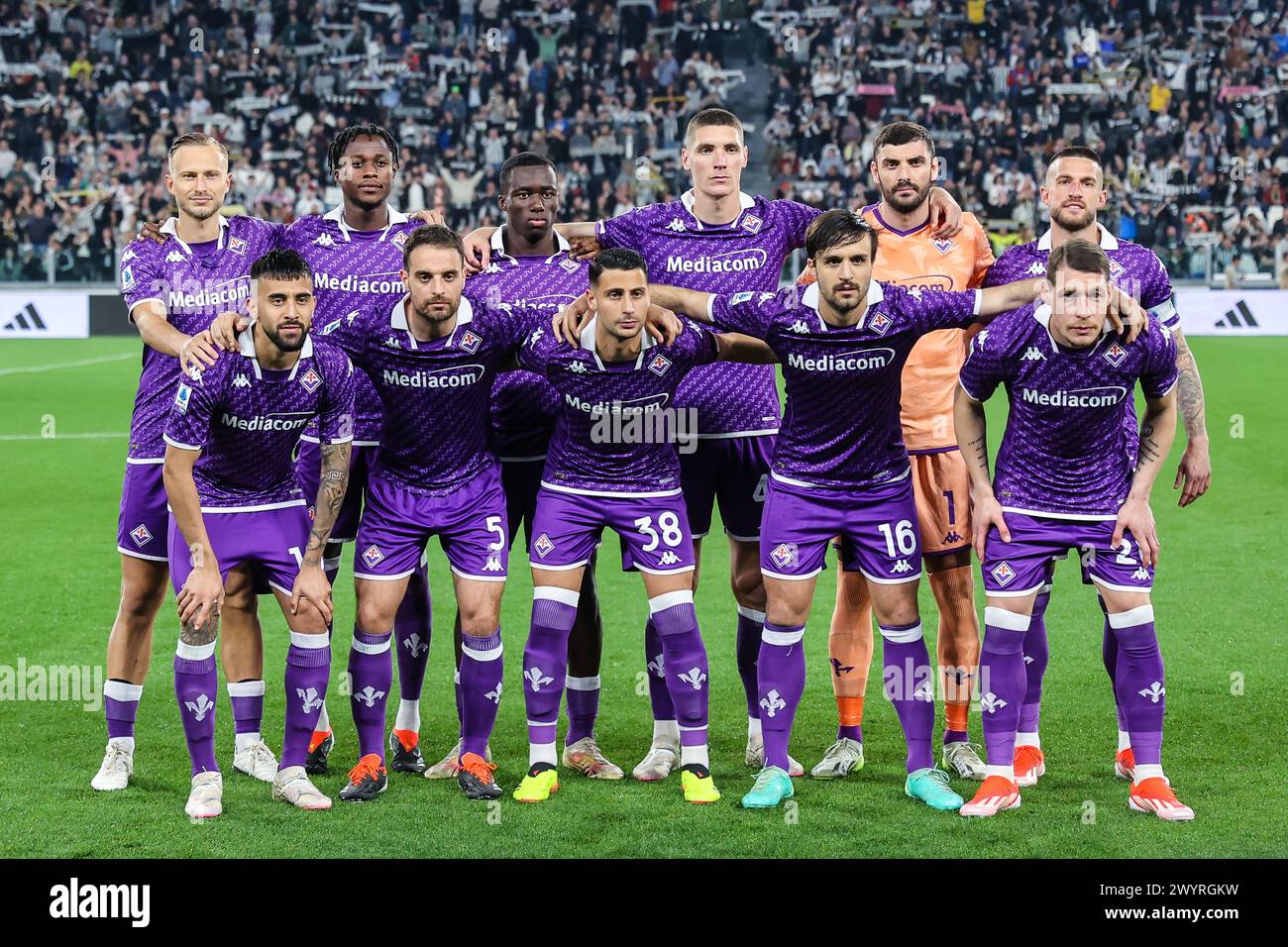Turin, Italy. 07th Apr, 2024. ACF Fiorentina team line up during Serie A 2023/24 football match between Juventus FC and ACF Fiorentina at Allianz Stadium, Turin, Italy on April 07, 2024 - Photo FCI/Fabrizio Carabelli (Photo by Fabrizio Carabelli/SOPA Images/Sipa USA) Credit: Sipa USA/Alamy Live News Stock Photo