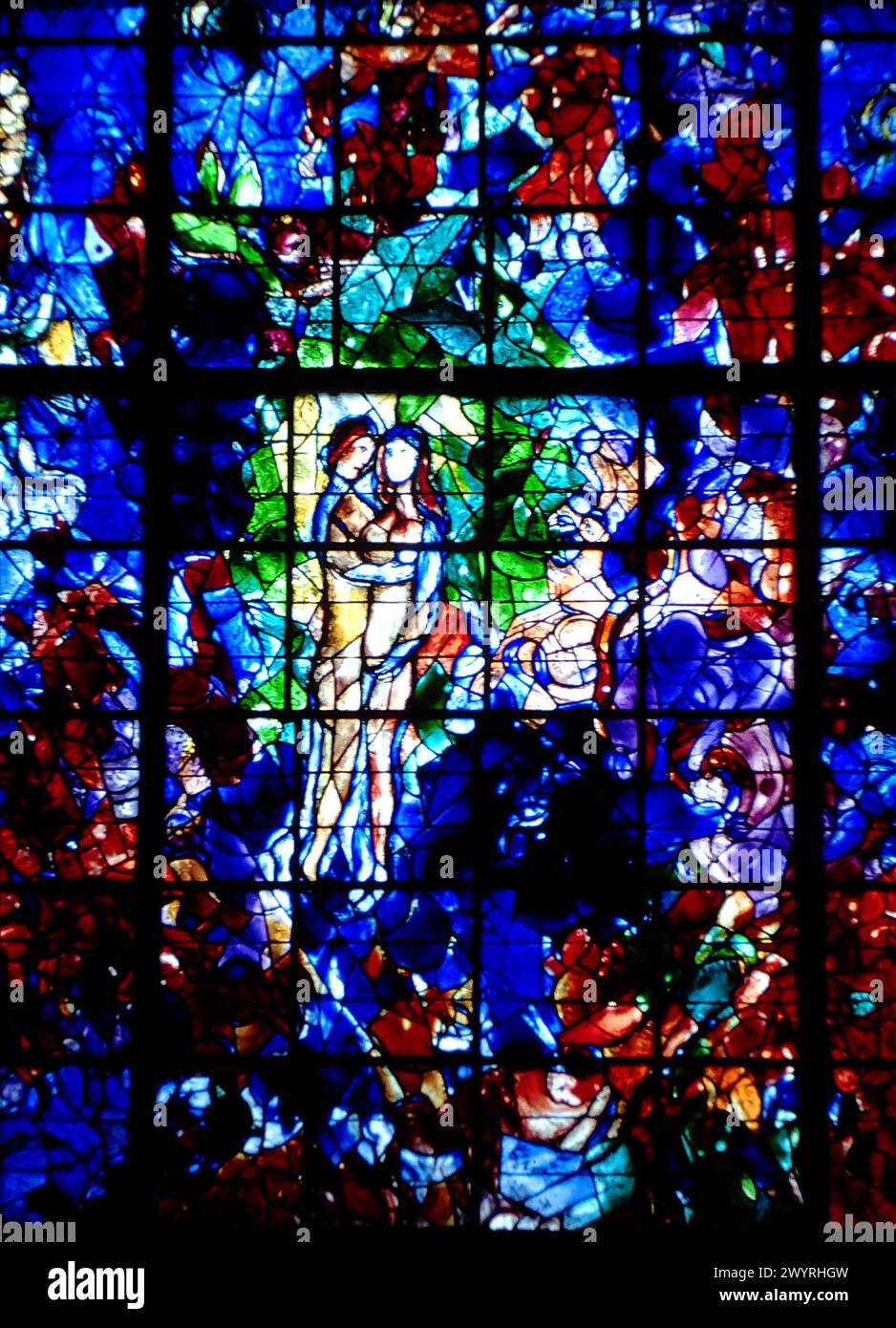 Blick auf und durch das Marc Chagall Fenster in der Kathedrale von Straßburg Marc Chagall Fenster in Kathedrale von Straßbourg *** View of and through the Marc Chagall window in Strasbourg Cathedral Marc Chagall window in Strasbourg Cathedral Stock Photo