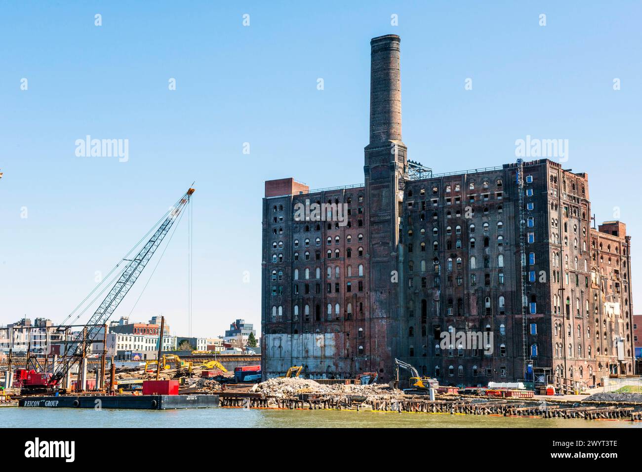 Old factory house New York, USA. Former factory building of the former Domino Sugar Refinery under reconstruction. East River Shoreline, Williamsbu East River Shore Line New York City New York Copyright: xGuidoxKoppesxPhotox Stock Photo
