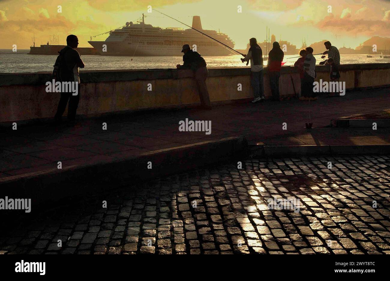 Docked cruise ship sunset hi-res stock photography and images - Alamy
