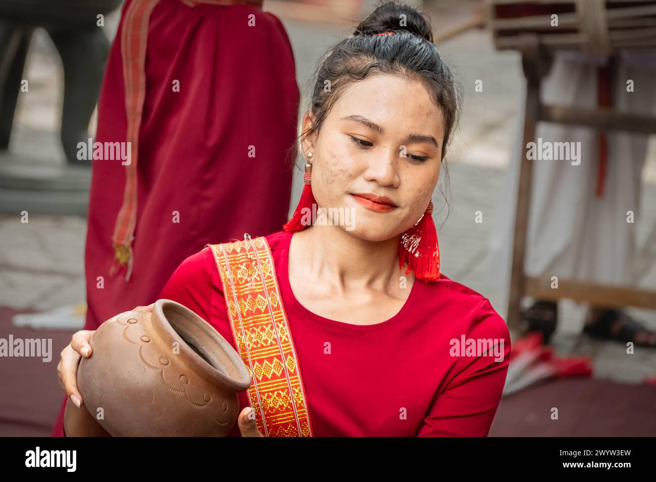 Young women Dressed in Vietnamese Traditional Garment Performing ...