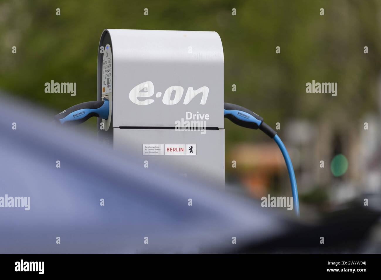 Eine Stromtankstelle E-Auto-Ladestation fuer elektrische Fahrzeuge vom Energiekonzern E.ON in Berlin, 08.04.2024. Berlin Deutschland *** A charging st Stock Photo