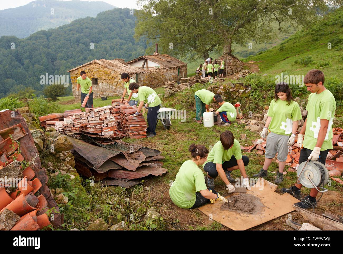 Teens volunteering construction hi-res stock photography and images - Alamy