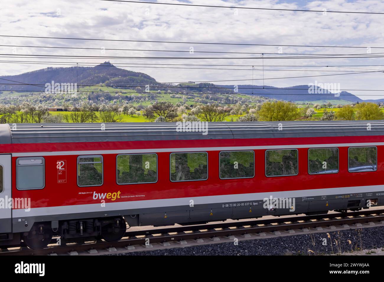 Neubaustrecke der Bahn von Wendlingen nach Ulm. Streckenabschnitt bei Kirchheim unter Teck mit Regionalzug RE200. // 06.04.2024: Kirchheim unter Teck, Baden-Württemberg, Deutschland, Europa *** New railroad line from Wendlingen to Ulm section near Kirchheim unter Teck with regional train RE200 06 04 2024 Kirchheim unter Teck, Baden Württemberg, Germany, Europe Stock Photo