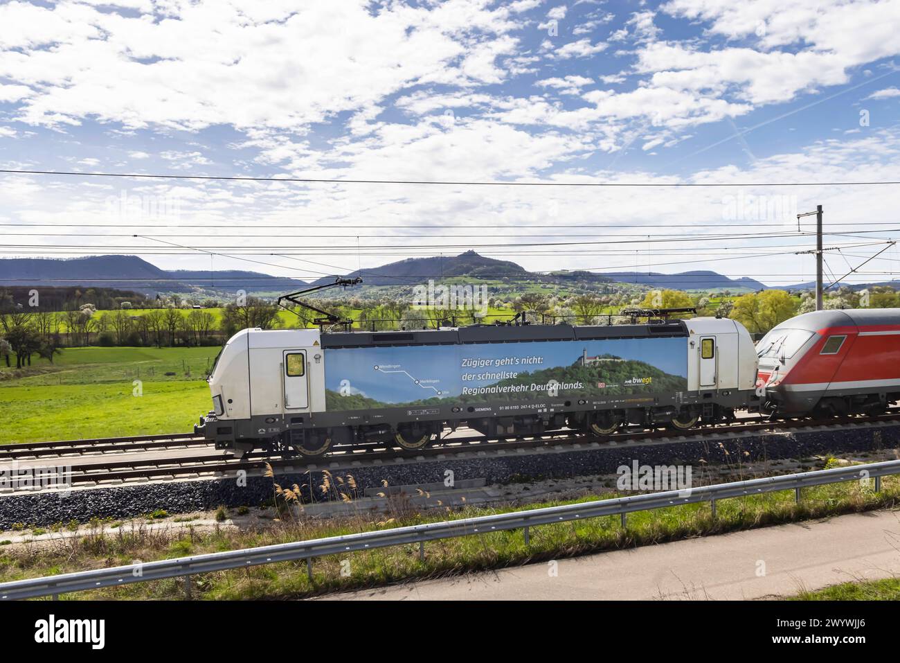 Neubaustrecke der Bahn von Wendlingen nach Ulm. Streckenabschnitt bei Kirchheim unter Teck mit Regionalzug RE200. // 06.04.2024: Kirchheim unter Teck, Baden-Württemberg, Deutschland, Europa *** New railroad line from Wendlingen to Ulm section near Kirchheim unter Teck with regional train RE200 06 04 2024 Kirchheim unter Teck, Baden Württemberg, Germany, Europe Stock Photo