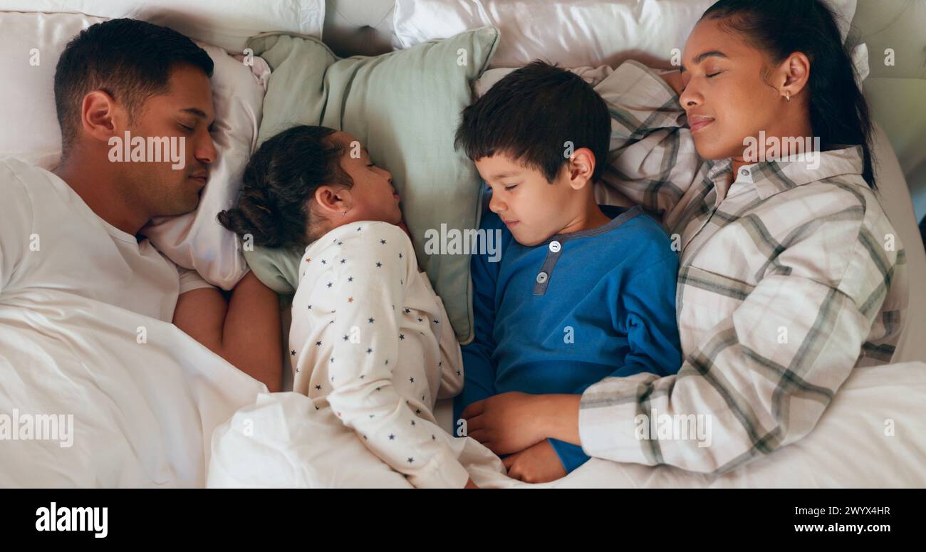 Father son father cuddling sleeping hi-res stock photography and images ...