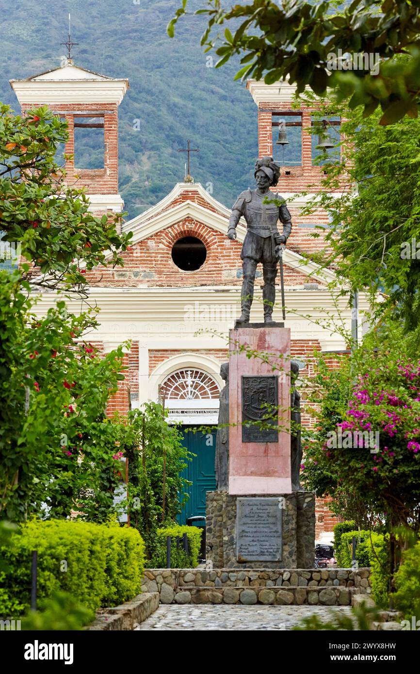 Monumento a la Raza, Estatua del Mariscal Jorge Robledo, Templo de Chiquinquira, Parque Martinez Pardo, Santa Fe de Antioquia, Antioquia, Colombia, South America. Stock Photo