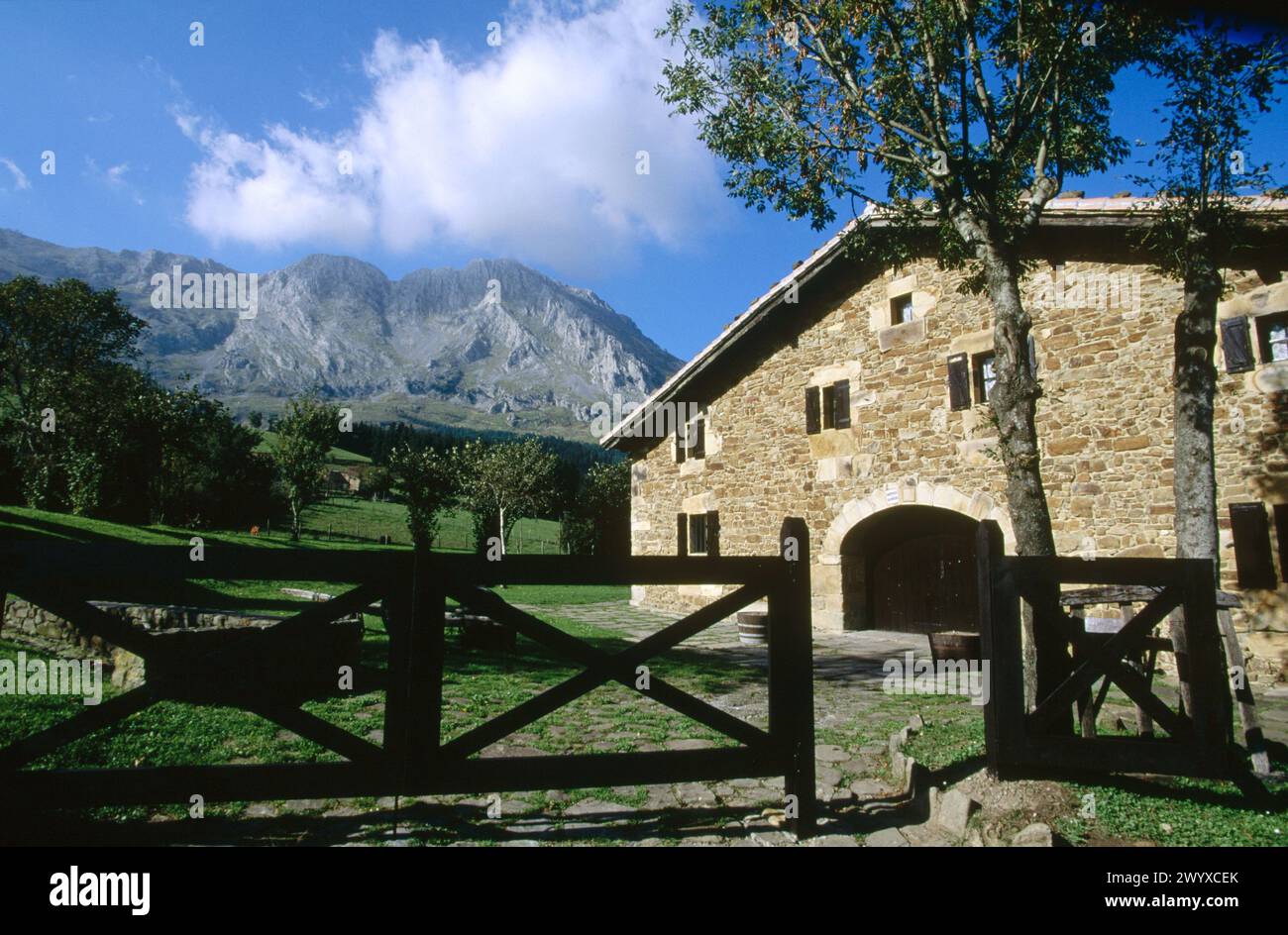 Mendi Bekoa farmhouse and Mount Amboto in background, Axpe, valley of Atxondo. Biscay, Euskadi, Spain. Stock Photo