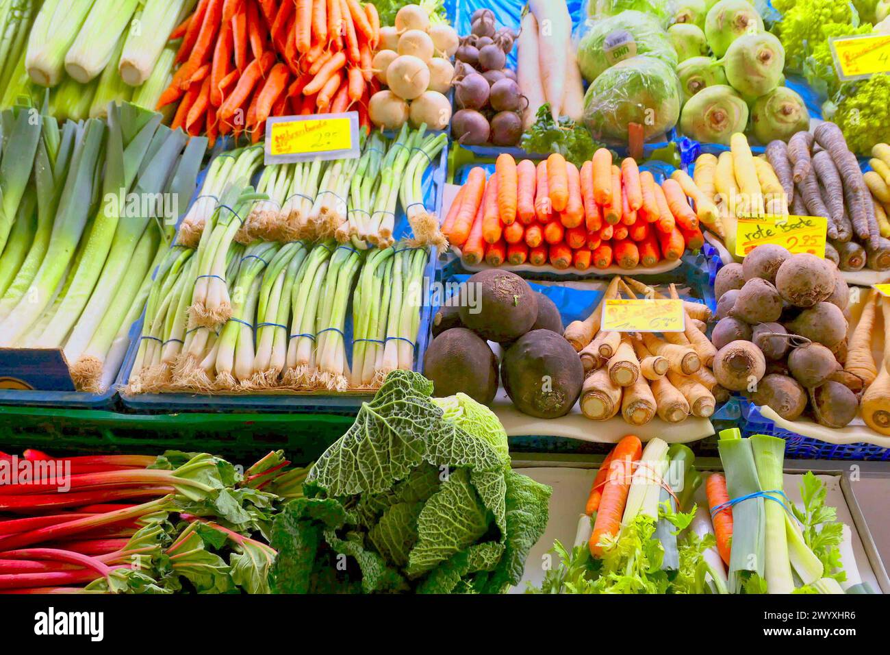 Gemüseverkaufsstand - gesehen in der Markthalle Hannover am 05.04.2024 *** Vegetable stall seen in the Hanover market hall on 05 04 2024 Stock Photo
