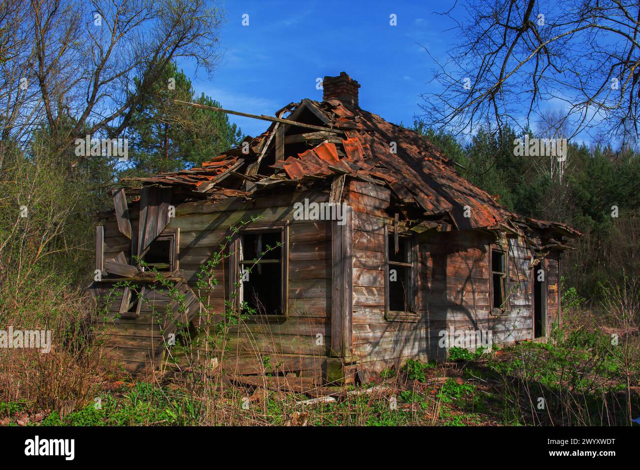 The old abandoned wooden house has been destroyed, the passing of good ...