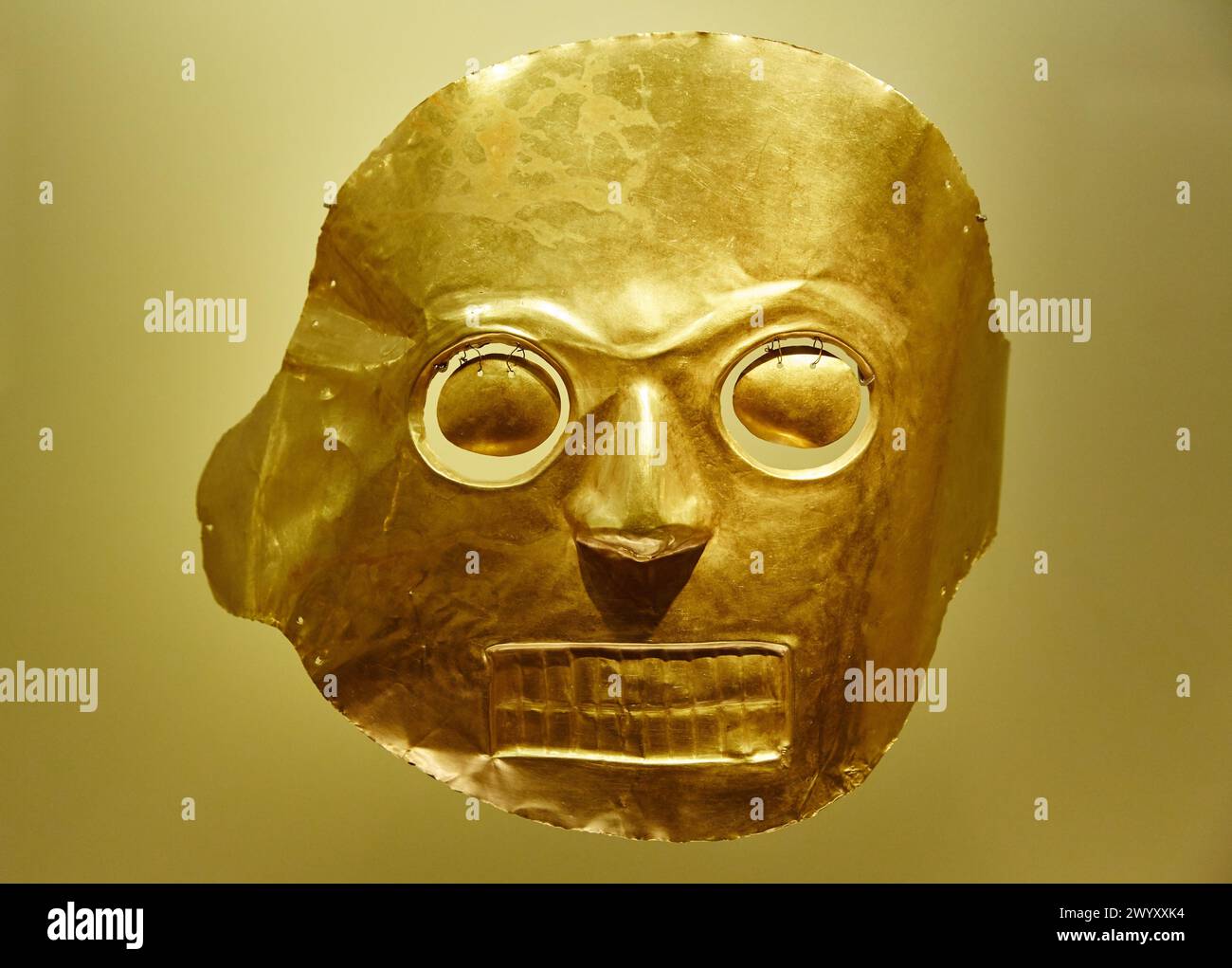 Golden mask, 200 a.C., Palmira, Valle del Cauca, Calima, Museo del Oro, Gold Museum, Bogota, Cundinamarca, Colombia, South America. Stock Photo