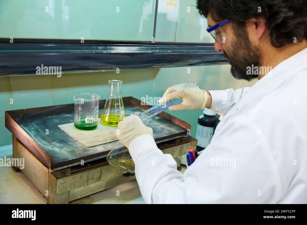 Sample beakers samples hi-res stock photography and images - Alamy
