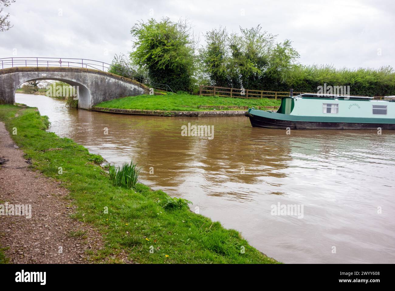 Canal narrowboat about to make the turn South towards Nantwich on the Shropshire Union canal after emerging from the Llangollen at Hurleston junction Stock Photo