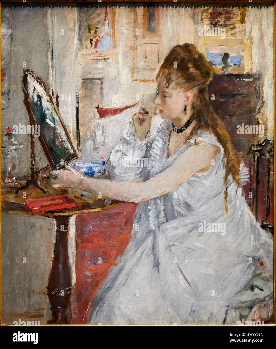 Jeune femme se poudrant hi-res stock photography and images - Alamy