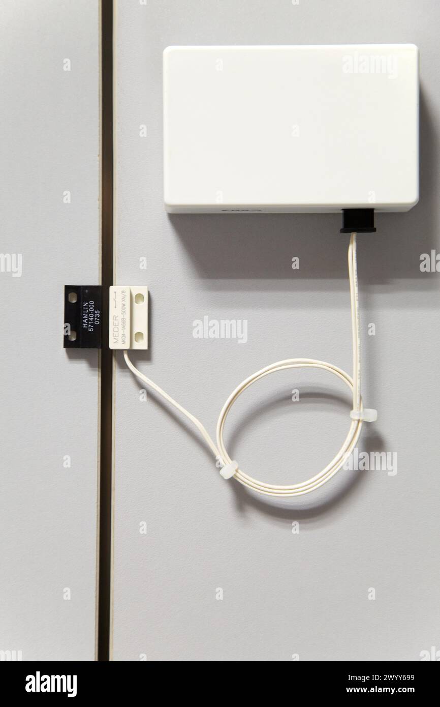 Housing equipped with intelligent technologies for environmental control and monitoring of