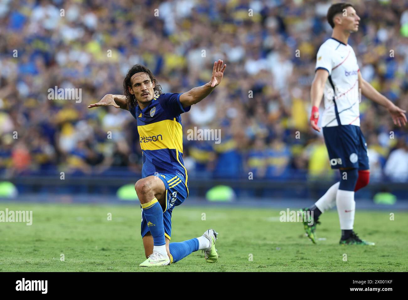 Boca Juniors' Uruguayan striker Edinson Cavani celebrates after scoring a goal against San