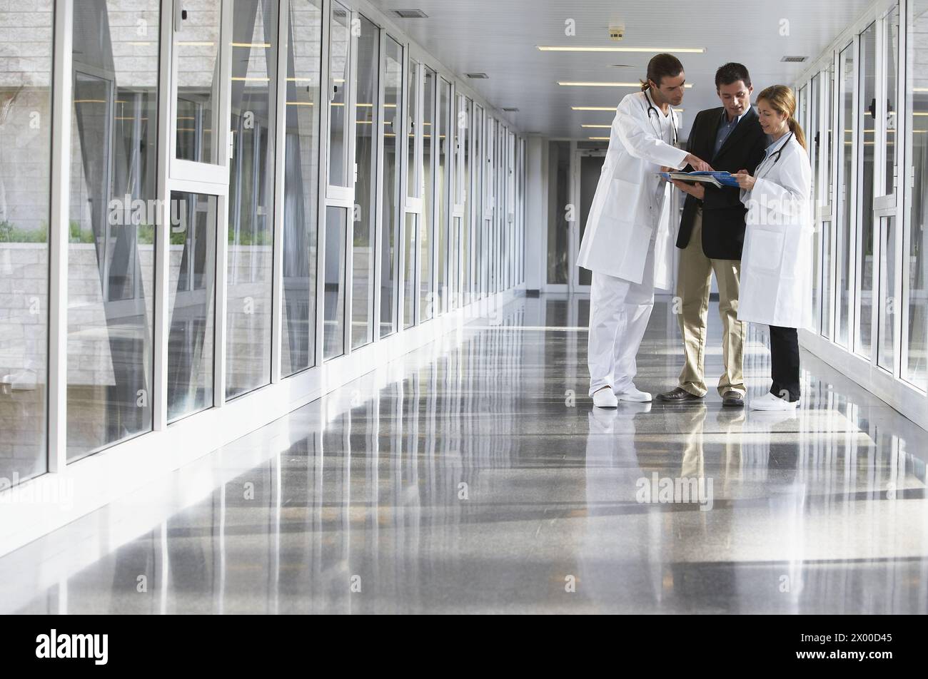 Doctors team consult hi-res stock photography and images - Alamy