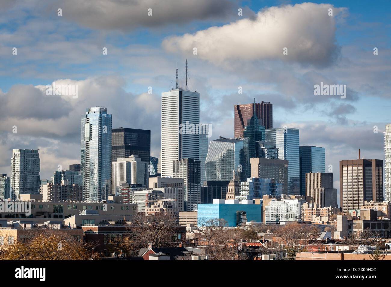Picture of the skyline of Toronto, with the main buildings of the ...