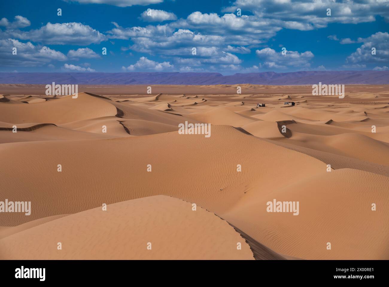Sandstorm in desert african landscape hi-res stock photography and ...