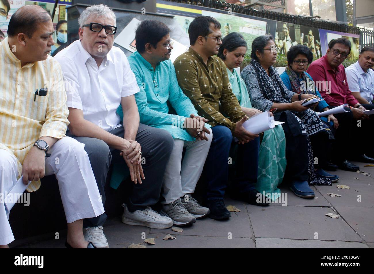 NEW DELHI, INDIA - APRIL 8: TMC leaders Derek O'Brien, Dola Sen, Saket Gokhale, Sagarika Ghose, Vivek Gupta, Arpita Ghosh, Santanu Sen, Abir Ranjan Biswas and Sudip Raha during a dharna after a meeting with Election Commission of India (ECI), outside ECI's office, on April 8, 2024 in New Delhi, India. The TMC leaders demanded the removal of the heads of National Investigation Agency (NIA), Central Bureau of Investigation (CBI), Enforcement Directorate (ED), and Income Tax Department (IT). (Photo by Sanjeev Verma/Hindustan Times/Sipa USA) Stock Photo