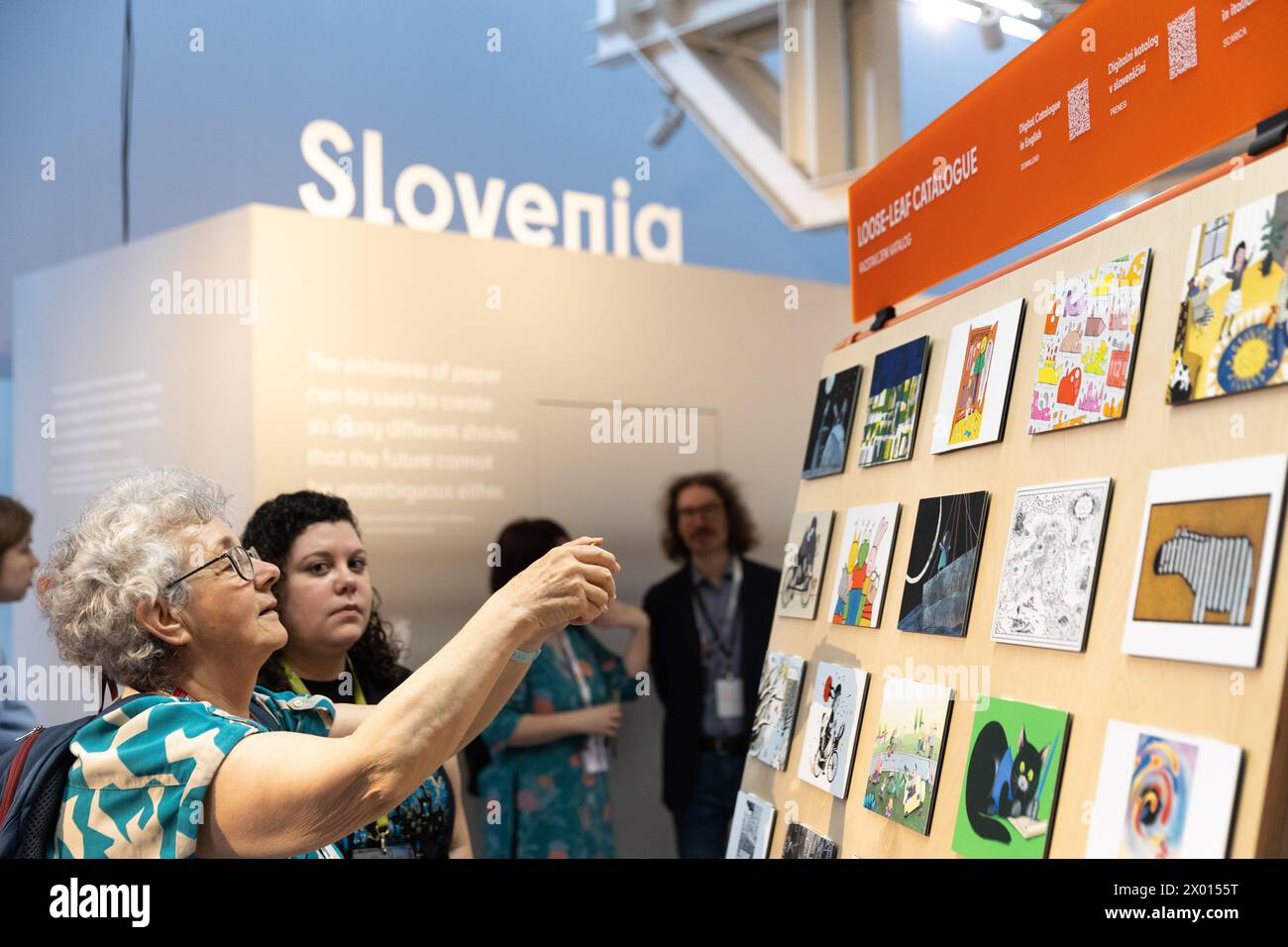 (240409) BOLOGNA, April 9, 2025 (Xinhua) People visit the Bologna