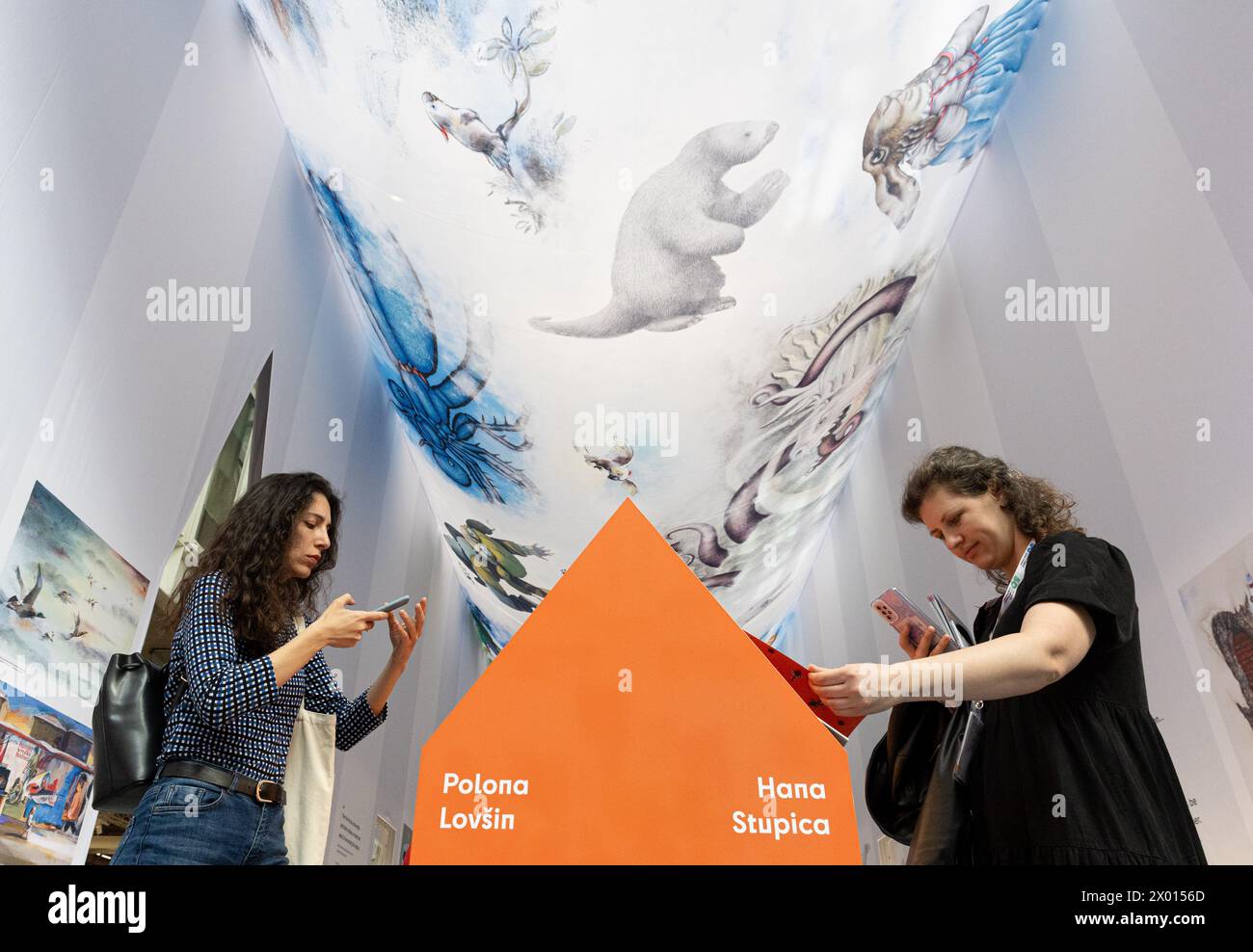 (240409) BOLOGNA, April 9, 2024 (Xinhua) People visit the Bologna