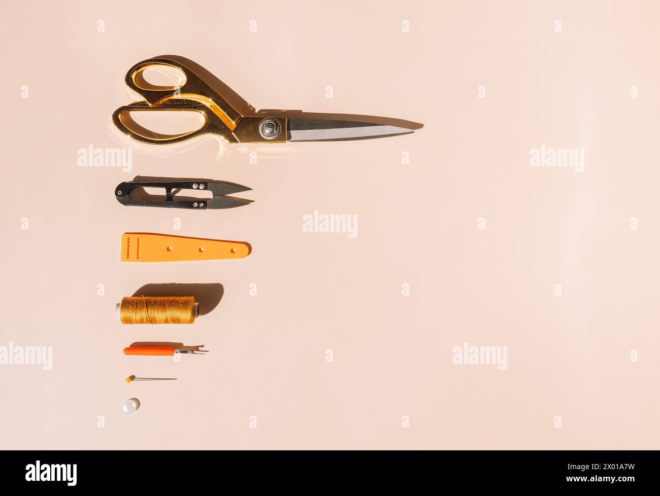 Set tailoring tools threads hi-res stock photography and images - Alamy