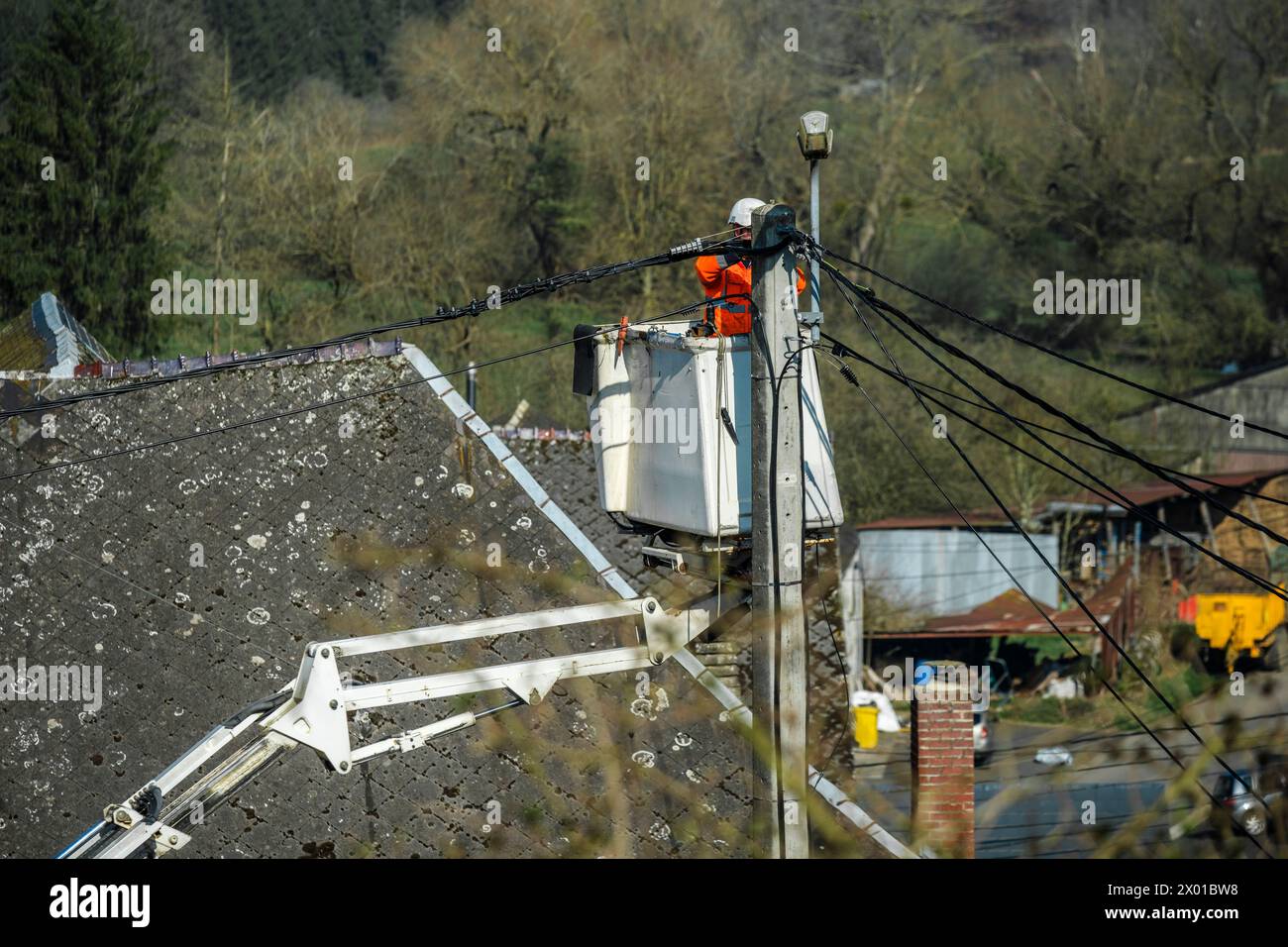 Changing the public lights in the villages of Wallonia and replacing the lamp by Led lights | Un ouvrier remplace l'éclairage public des lampadaires d Stock Photo