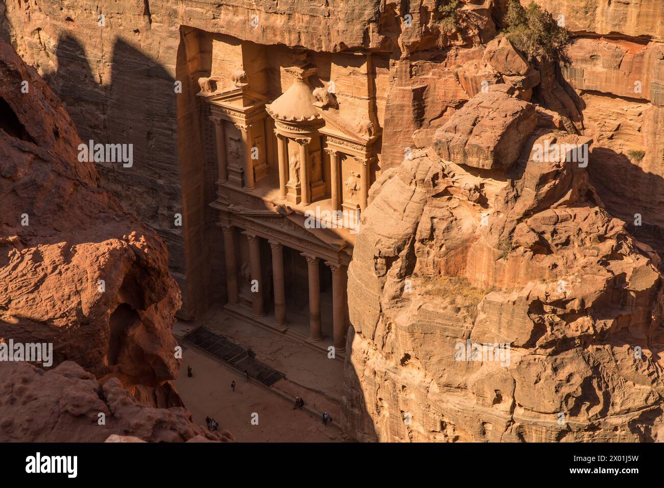 View from top down on the Treasury, Al-Khazneh, Petra, Jordan Stock Photo