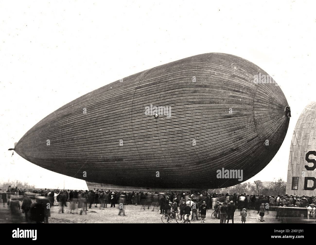 All metal airship hi-res stock photography and images - Alamy