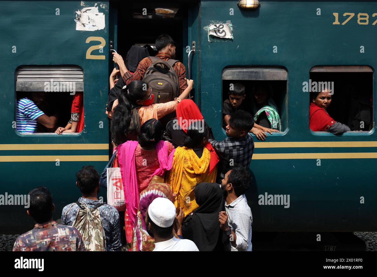 April 9, 2024, Joydevpur, Gazipur, Bangladesh Commuters at Joydevpur