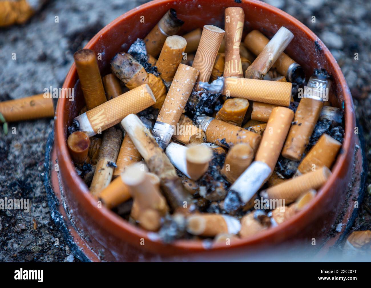 2 cigarettes in an ashtray patsy cline 3 the Three Cigarettes in Ashtray, Patsy Cline & Friends ashtray with a lot of