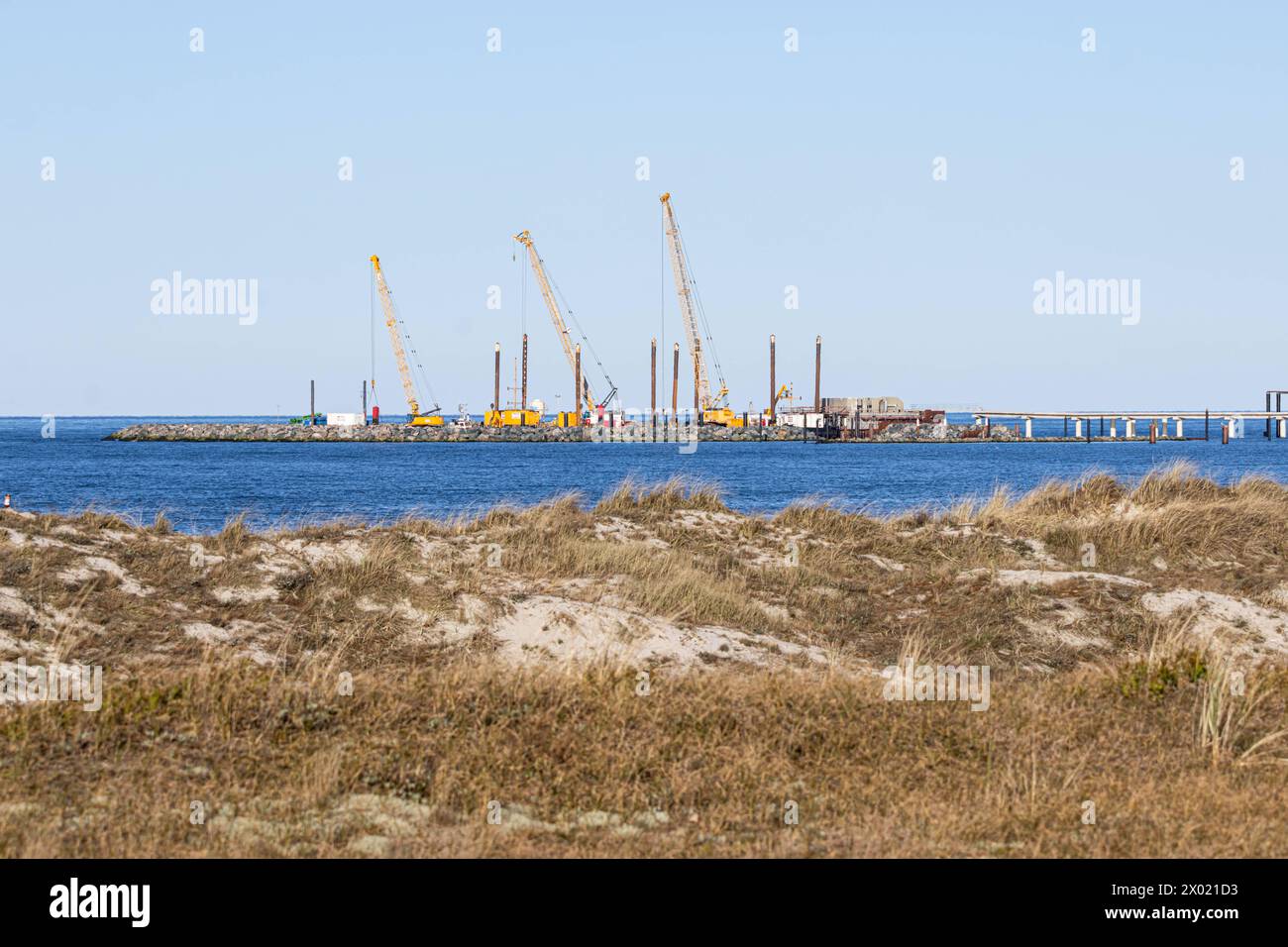 Prerow, Neubau der Seebrücke mit Inselhafen, Stand Mitte März 2024. Die neue Seebrücke ist mit 720 m die längste Seebrücke der deutschen Ostsee. Der vorgelagerte Inselhafen dient vorrangig als Standort eine Seenotrettungskreuzers. Prerow, Neubau der Seebrücke mit Inselhafen, *** Prerow, new construction of the pier with island harbor, as of mid-March 2024 At 720 m, the new pier is the longest pier in the German Baltic Sea The upstream island harbor primarily serves as the location of a sea rescue cruiser Prerow, new construction of the pier with island harbor Stock Photo