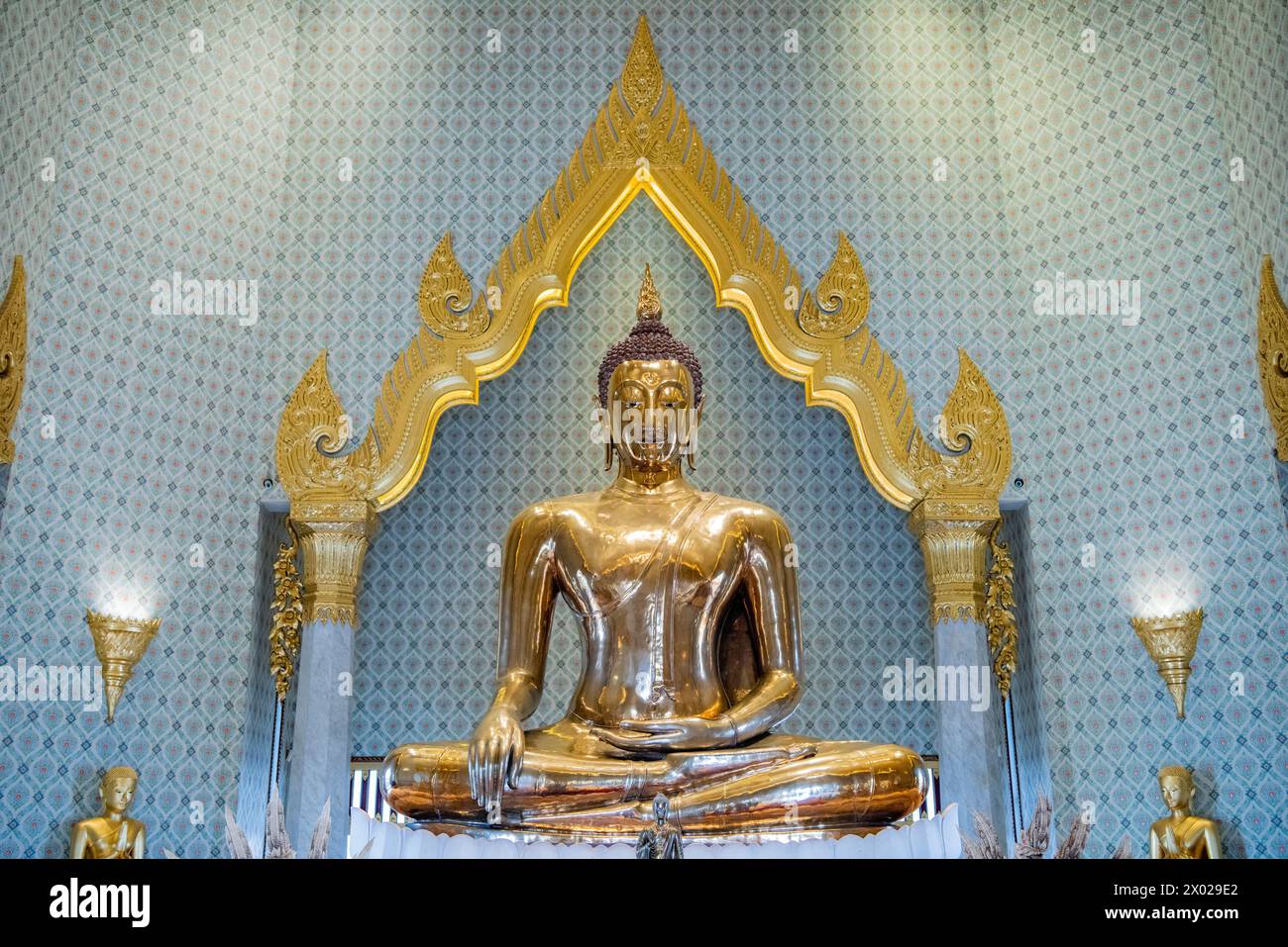 Golden buddha of wat traimit withayaram worawihan hi-res stock ...