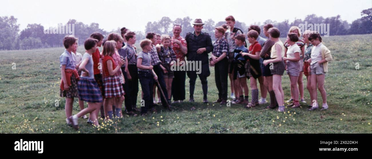 Ausflug, auf einen Bauernhof GER, 20240101, Aufnahme ca. 1958, Schulklasse bei einem Ausflug auf einen bauernhof *** Excursion, to a farm GER, 20240101, photo ca 1958, school class on an excursion to a farm Stock Photo