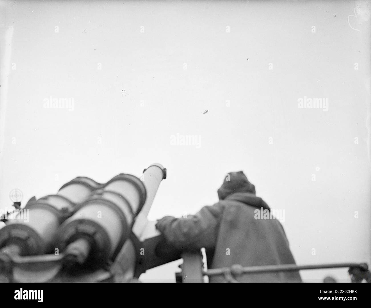 ON BOARD THE DESTROYER HMS KELVIN. 1941. - 4.7 anti aircraft gun firing