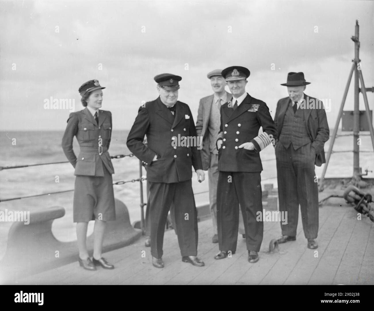 THE PREMIER EN ROUTE TO NORTH AFRICA. 13 TO 15 NOVEMBER 1943, ON BOARD HMS RENOWN. - Group on the quarterdeck of the RENOWN. Left to right: Section Officer Sarah Churchill, Mr Churchill, Major Desmond Morton, MC, Admiral of the Fleet Sir Andrew Cunningham (First Sea Lord) and Lord Moran (Mr Churchill's physician) Stock Photo