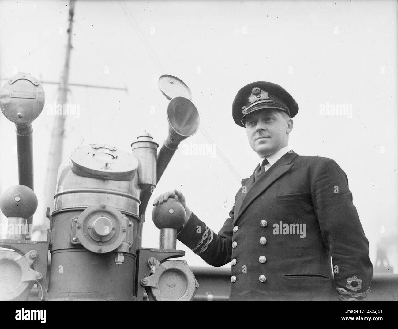 NORTHERN WAVE SKIPPER GUNNED GERMAN TANKS AT CALAIS. 16 AUGUST 1943, LIVERPOOL. LIEUT J P KILBEE, RNR, OF FOLKESTONE, NOW SKIPPER OF HMS NORTHERN WAVE, WAS CHIEF MATE ABOARD THE MOTOR FERRY AUTOCARRIER RUNNING THE TROOPS AND VEHICLES FROM FOLKESTONE TO CALAIS. WHEN GERMAN TANKS ARRIVED AT CALAIS THE AUTOCARRIER OPENED UP ON THEM WITH HER 12 POUNDER AND LEWIS GUN. LIEUT KILBEE IS NOW IN COMMAND OF THE LARGE GERMAN BUILT TRAWLER NORTHERN WAVE. - Lieut J P Kilbee, RNR, Commanding Officer of the NORTHERN WAVE Stock Photo