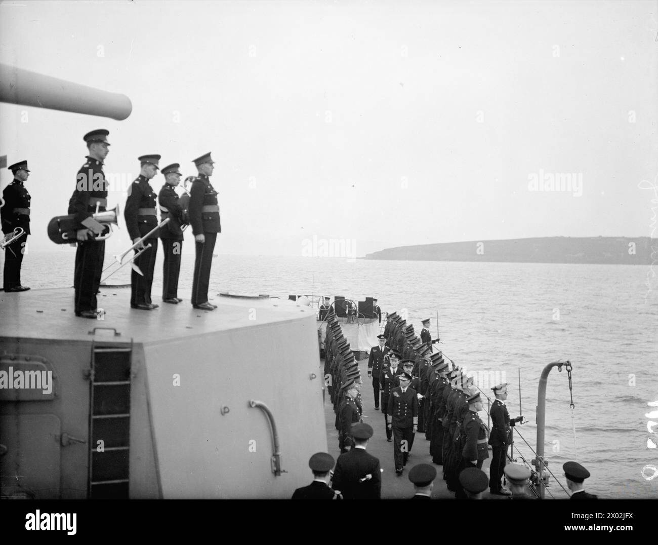 HM THE KING PAYS 4-DAY VISIT TO THE HOME FLEET. 18 TO 21 MARCH 1943, SCAPA FLOW, WEARING THE UNIFORM OF AN ADMIRAL OF THE HOME FLEET THE KING PAID A 4-DAY VISIT TO THE HOME FLEET. - HM The King inspecting the ship's company of HMS JAMAICA Stock Photo