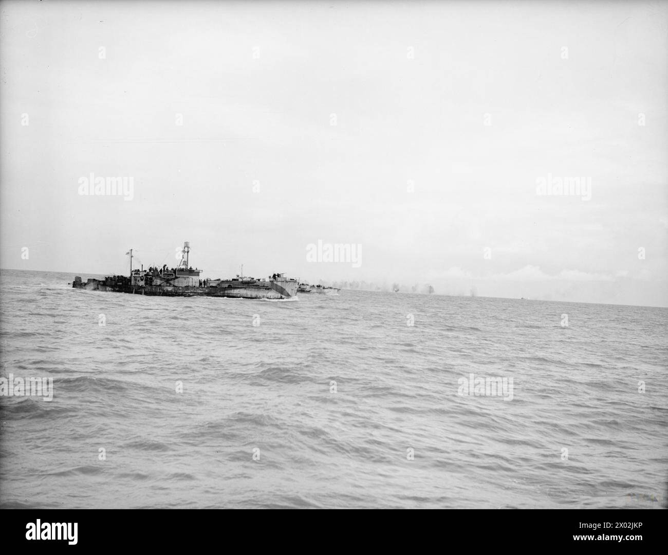 BRITISH MARINE COMMANDOS LAND ON WALCHEREN AT WESTKAPELLE. 1 NOVEMBER 1944, ON BOARD AN LCI (S). THE FINAL PHASE OF THE BATTLE TO FREE THE APPROACHES TO THE BELGIAN PORT OF ANTWERP BEGAN WHEN ROYAL MARINE COMMANDOS LANDED AT DAWN AT WESTKAPELLE, THE WESTERN MOST POINT OF THE ISLAND OF WALCHEREN. - Curtains of rocket shells falling around landing craft as they went inshore Stock Photo