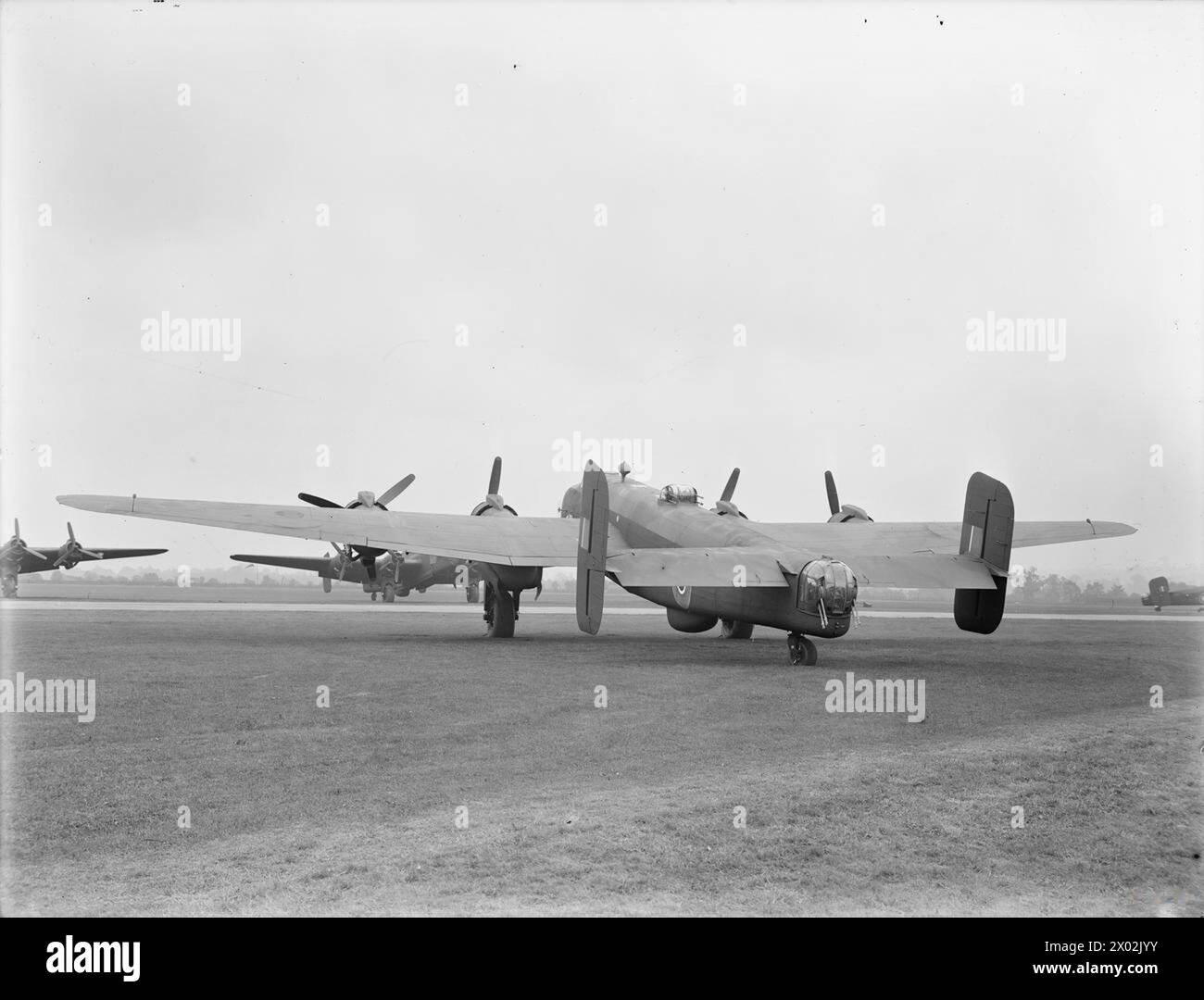 AIRCRAFT OF THE ROYAL AIR FORCE, 1939-1945: HANDLEY PAGE HP.57 HALIFAX. - Halifax B Mark VI, NP831, awaiting delivery at Radlett, Hertfordshire, following completion by Handley Page Ltd Stock Photo