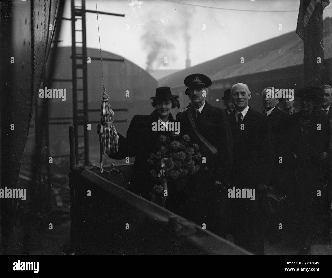 LAUNCH OF SS KING HAAKON VII. 19 DECEMBER 1941, GLASGOW. KING HAAKON OF NORWAY WAS PRESENT AT THE LAUNCHING OF THE SS KING HAAKON VII WHICH WAS BUILT FOR THE NORWAY MERCANTILE MARINES. - King Haakon and Mrs Sunde about to christen the ship Stock Photo