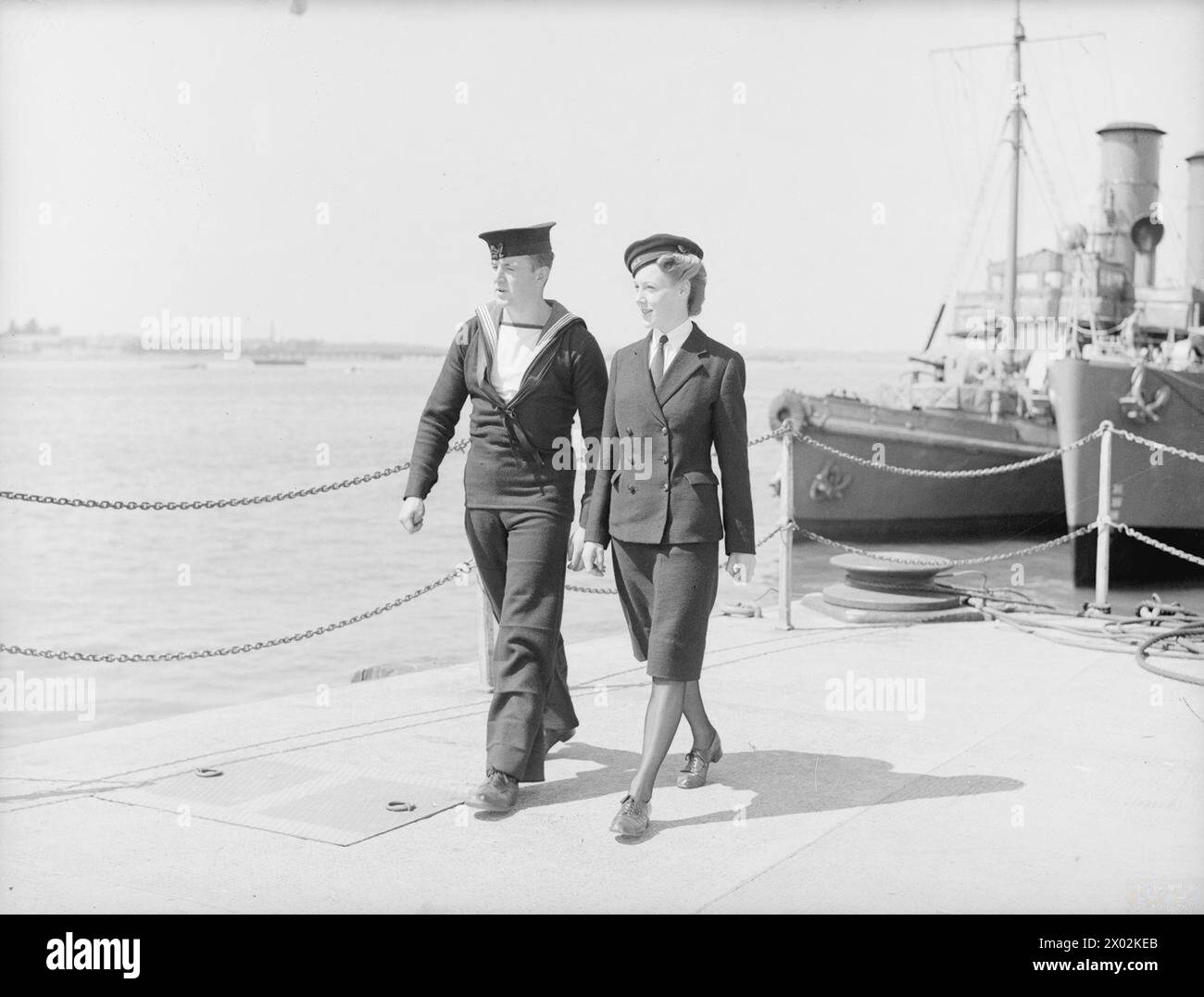 A WREN AND A RATING. 30 JULY 1943, PORTSMOUTH. - A rating of the Senior Service with a Wren rating of the sister service, the WRNS. Uniforms of both services are of navy serge Stock Photo