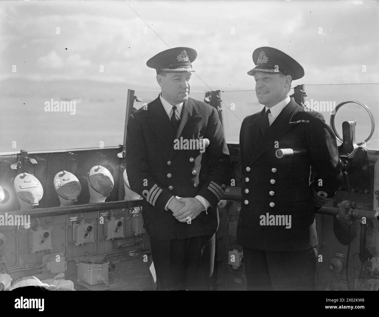 THE BRITISH CRUISER HMS SPARTAN. 11 AUGUST 1943, GREENOCK. - Captain P V McLaughlin and Commander G W M Ambrose of HMS SPARTAN Stock Photo