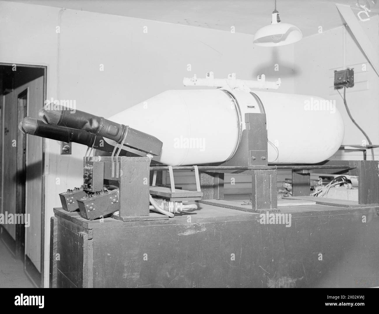 RADAR AND RADAR EQUIPMENT AT HMS ARIEL, ROYAL NAVAL AIR RADIO MECHANICS TRAINING ESTABLISHMENT NEAR WARRINGTON, 24 JULY 1945. - AN/APS 4 'Bomb' Stock Photo