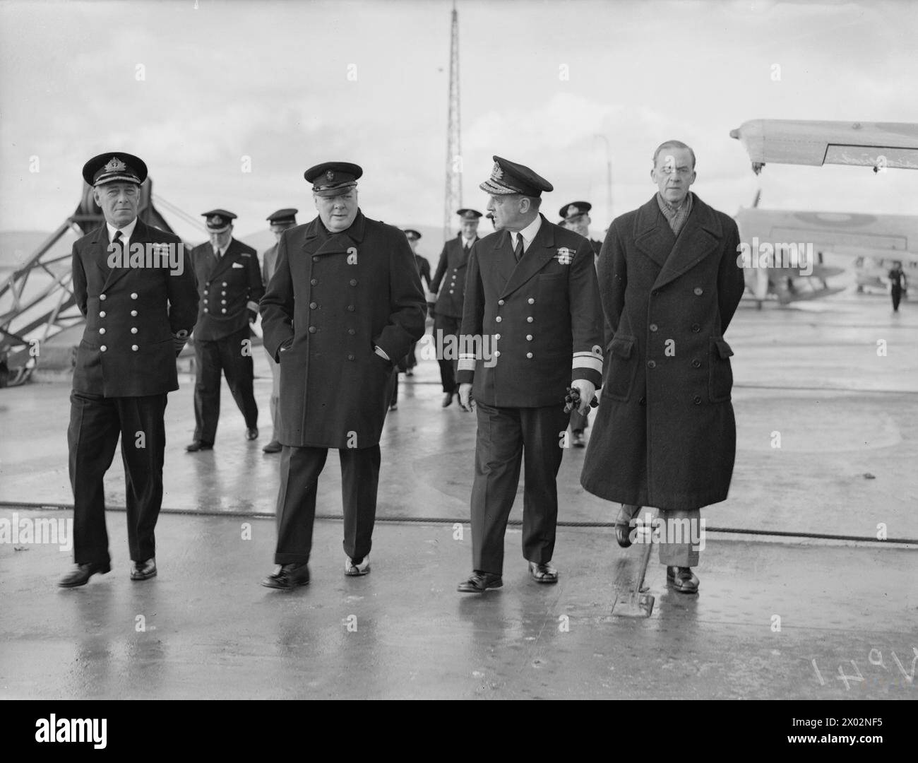 THE PRIME MINISTER AND SIR STAFFORD CRIPPS VISIT THE HOME FLEET AT SCAPA FLOW. 9-11 OCTOBER 1942. - Mr Churchill and Sir Stafford Cripps on board HMS VICTORIOUS Stock Photo