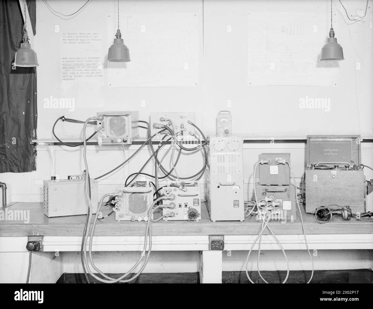 RADAR AND RADAR EQUIPMENT AT HMS ARIEL, ROYAL NAVAL AIR RADIO MECHANICS TRAINING ESTABLISHMENT NEAR WARRINGTON, 24 JULY 1945. - In the special circuits laboratory Stock Photo