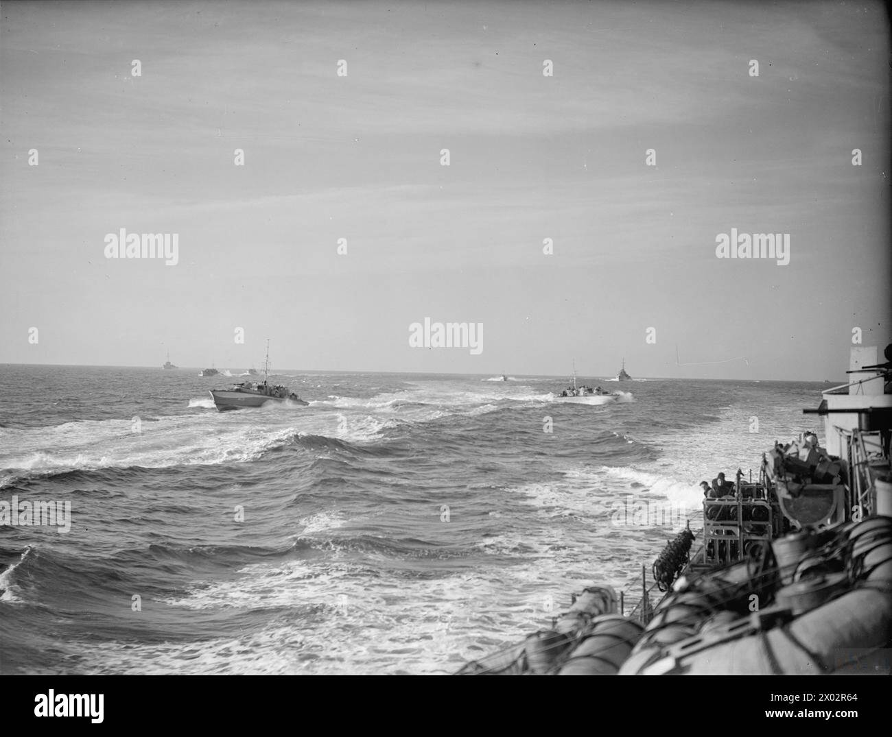LIBERATION OF EUROPE: MOTOR TORPEDO BOATS AND THEIR COMMANDERS WHO PATROL 'INVASION BAY'. 11 AND 12 JUNE 1944, ON BOARD THE CAPTAIN CLASS FRIGATE HMS STAYNER, CONTROL SHIP TO LIGHT COASTAL FORCES. - Motor torpedo boats returning after dawn from an anti-E-boat patrol off Cherbourg Stock Photo