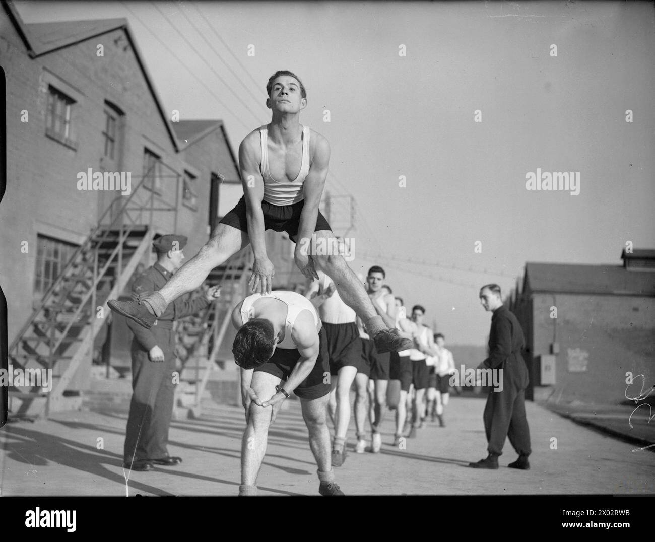 THE BRITISH ARMY IN THE UNITED KINGDOM 1939-45 - Physical training for men of the Hampshire Regiment, Oakridge Farm, Basingstoke, Hampshire, 28 November 1940  British Army, Royal Hampshire Regiment Stock Photo