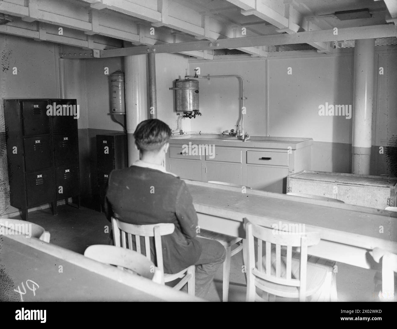 BRITAIN BUILDS A FAST NEW 12,000 TON CARGO SHIP. 14 AND 15 SEPTEMBER 1943, FURNESS SHIPBUILDING YARD, MIDDLESBOROUGH. THE NEW CARGO SHIP EMPIRE CHIEFTAIN IS DESIGNED FOR THE PURPOSE OF TRANSPORTING THE SPECIAL KIND OF CARGO WHICH WAR NEEDS HAVE BROUGHT ABOUT. - The seamen's mess reminds one of a modern cafeteria, note the filter for drinking water and washing up sink Stock Photo